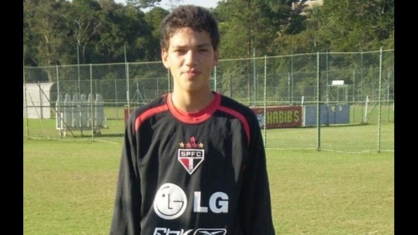 Ederson - Titular do Manchester City e peça importante na Seleção Brasileira, Ederson passou quatro anos nas categorias de base do São Paulo, mas foi cortado por telefone.