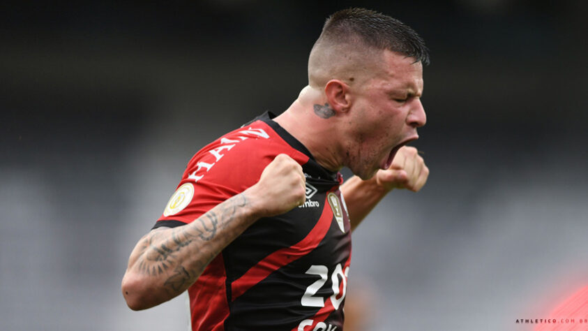 Athletico Paranaense - Sobe: Exploraram muito bem os buracos na defesa são paulina e ofereceram perigo ao gol defendido por Volpi. / Desce: Faltou matar o jogo com as chances criadas e ficar mais com a bola em alguns momentos do jogo.