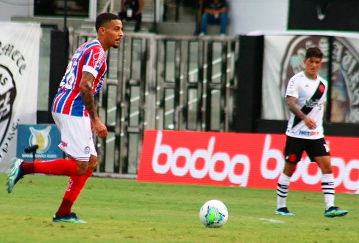 Sobe: Time do Bahia bem comprometido taticamente e não faltou entrega dos jogadores desde o primeiro minuto. / Desce: Goleiro Douglas teve que ser substituído após machucar a cabeça em choque com Leandro Castan, que acabou expulso. 