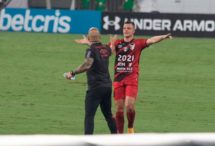 Athletico-PR x Sport - Arena da Baixada - PROVÁVEL ATHLETICO-PR - Santos; Jonathan, Pedro Henrique, Aguilar e Abner; Alvarado, Christian (Vitinho), Léo Cittadini e Carlos Eduardo; Nikão e Renato Kayzer (Jadson). Técnico: António Oliveira