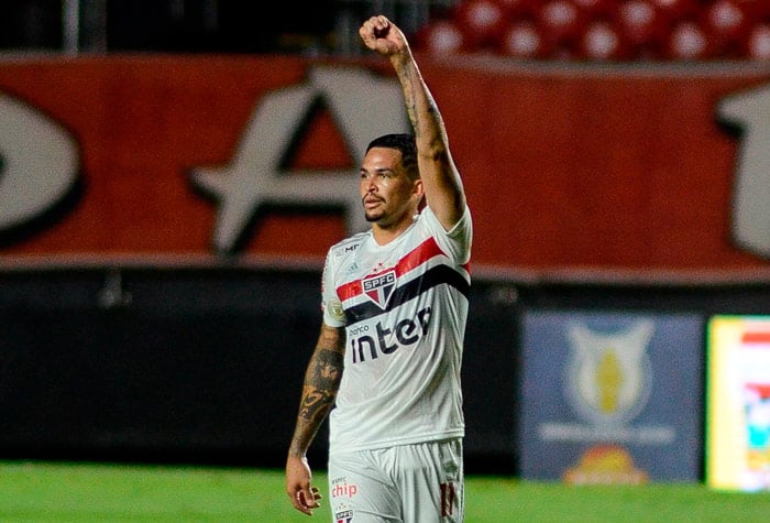 3º - São Paulo: 26 pontos - sete vitórias - cinco empates - cinco derrotas - 28 gols feitos - 23 gols sofridos.