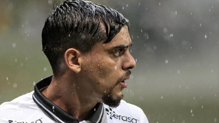 Fagner (lateral) - 24 Dérbis pelo Corinthians - nove vitórias, oito empates e sete derrotas