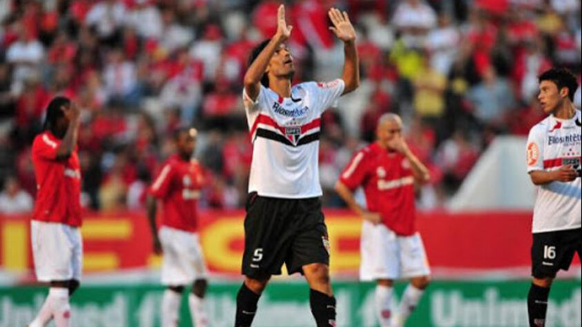 Campeonato Brasileiro 2011 - Quatro anos após ser campeão da Libertadores pelo Internacional, o ídolo colorado Fernandão estava do outro lado. Em 23 de maio de 2010, o atacante jogou no Beira-Rio como adversário, pelo São Paulo. Ele ele fez um dos gols na vitória tricolor por 2 a 0.