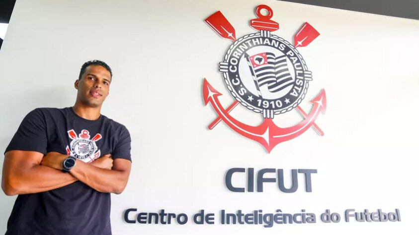 FECHADO - O Corinthians acertou um retorno importante para o departamento de futebol do clube: Fernando Lázaro, analista de desempenho que trabalhou com Tite na Seleção Brasileira. Com passagem anterior pelo Timão, ele agora será responsável por chefiar o CIfut (Centro de Inteligência do Futebol) e irá priorizar a integração da análise de desempenho entre profissional e categorias de base.