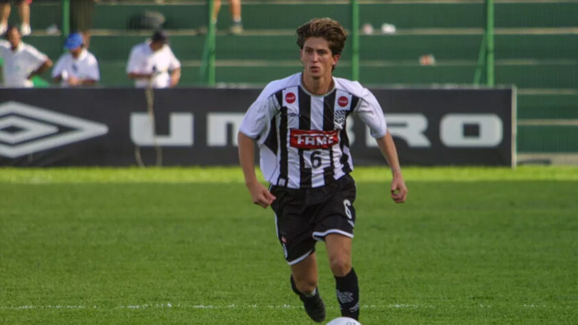 Filipe Luís - Revelado pelo Figueirense e apenas um ano no profissional, Filipe Luis foi vendido para o Ajax, da Holanda. Teve grande sucesso na Europa e hoje é titular do Flamengo.