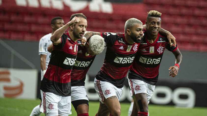 O Flamengo venceu o Palmeiras nesta quinta-feira, no Mané Garrincha, por 2 a 0 e subiu para a terceira posição do Brasileirão. Sem grandes atuações individuais, as apostas de Ceni mostraram-se acertadas. Confira as notas do LANCE! (Por Matheus Dantas - matheusdantas@lancenet.com.br)