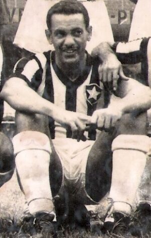 O meia-direita GENINHO, que atuou entre a década de 1940 e 1950, atuou em 425 partidas pelo Glorioso. Ele foi campeão carioca em 1948 e ficou bem popular por ter sido "pracinha" na Segunda Guerra Mundial. 
