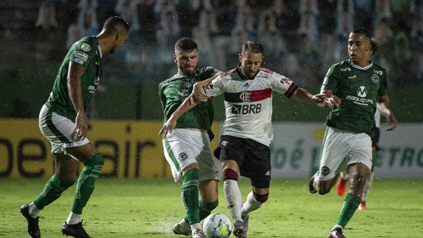 Goiás: SOBE - Entre os poucos pontos positivos dos goianos, Shaylon teve trabalho com Brunho Henrique e teve sucesso durante o primeiro tempo. | DESCE - O zagueiro Fábio Sanches falhou ao escorregar e perder a bola no lance do segundo gol rubro-negro.