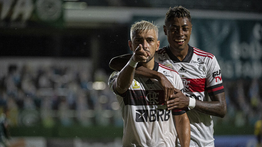 Após três tropeços, o Flamengo enfim reencontrou o caminho das vitórias. Nesta segunda-feira, na Serrinha, o Rubro-Negro derrotou o Goiás por 3 a 0 e mostrou que está vivo na disputa pelo título do Brasileirão. Confira as notas! (Por Lucas Pessôa - reporterfla@lancenet.com.br)