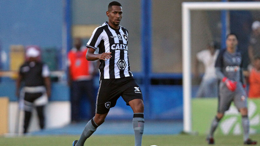 HELERSON ocupou a zaga alvinegra na primeira partida na qual Eduardo Barroca retornou à beira do campo do Botafogo: o 2 a 1 sofrido para o Internacional.
