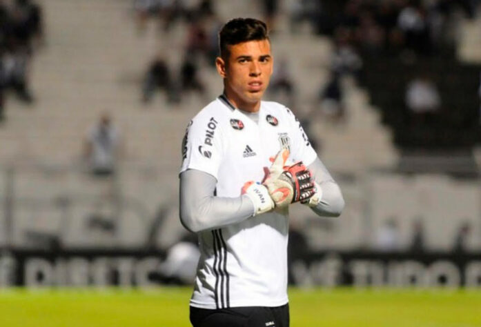 FECHADO! - Liberado para fazer exames médicos, o goleiro Ivan deve ser anunciado nos próximos dias pelo Corinthians.