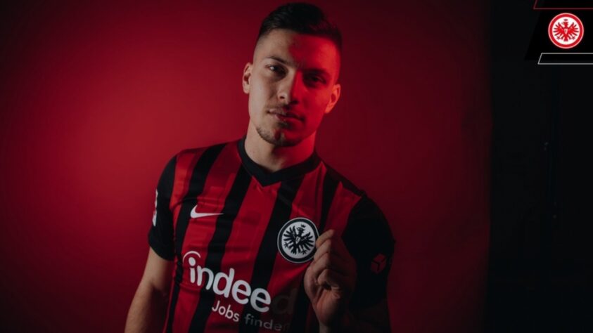 FECHADO - Luka Jovic foi anunciado oficialmente como o novo reforço do Eintracht Frankfurt. O atacante sérvio chega de empréstimo vindo do Real Madrid até o final da atual temporada.