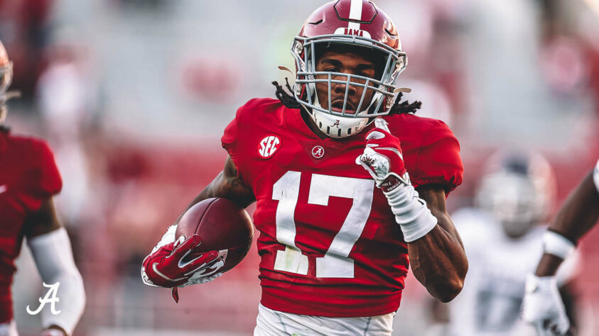 11ª New York Giants: Jaylen Waddle (WR/Alabama) - Os nova-iorquinos dão mais uma arma para o desenvolvimento de Jones. Waddle é dono de uma aceleração impressionante, vencendo suas batalhas e gerando separação rapidamente. Pode também ser utilizado como um explosivo retornador.