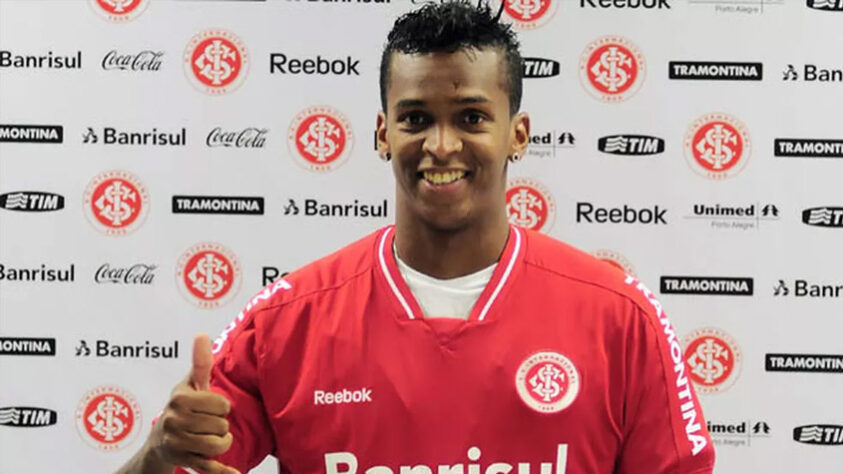 Jô - Internacional - Outro jogador que teve passagem esquecida pelo torcedor brasileiro foi Jô no Internacional. O atacante chegou ao Colorado em 2011 após passagem pelo Manchester City, mas não conseguiu se firmar entre os titulares e perdeu espaço.