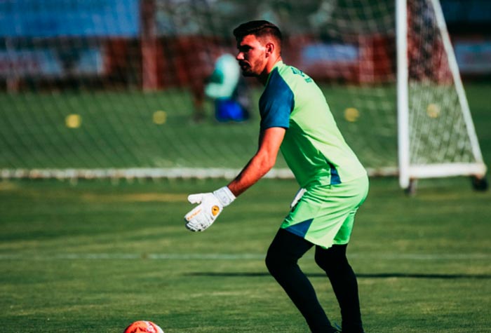 João Ricardo (Chapecoense): Um dos melhores jogadores da Série B, João Ricardo tem uma média de um gol sofrido a cada dois jogos, segundo o site SofaScore. Ainda de acordo com o site, o arqueiro soma 22 jogos sem ser vazado. 