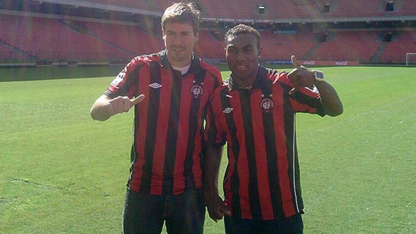 ATHLETICO-PR - Joffre Guerrón e Federico Nieto - Apesar do rebaixamento, a dupla de ataque gringa do Furacão teve um bom ano. Guerrón anotou 8 gols e 9 assistências, e Nieto fez 7 gols.