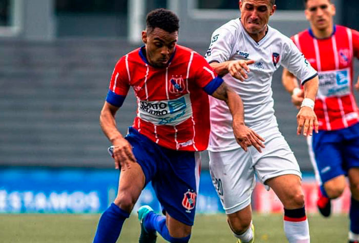 ESQUENTOU - De acordo com o site Antena 2, Alexandre Guimarães, novo treinador do Atlético Nacional, da Colômbia, indicou alguns nomes e um dos que aparecem na lista é Juninho Rocha, brasileiro de 23 anos, que estava no Central Español, do Uruguai.  No time da Segunda Divisão Charrúa, o atacante disputou 19 partidas e marcou 7 gols, números que agradam à comissão técnica Verdolaga.