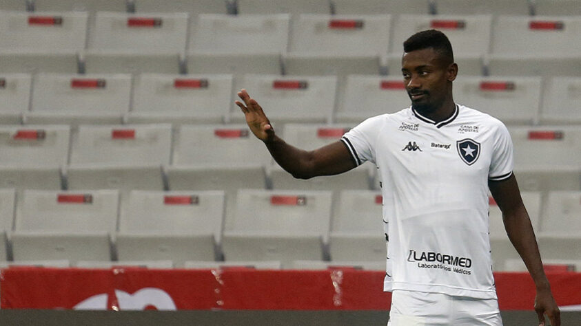 SALOMON KALOU oscilou aos olhos de Eduardo Barroca. O camisa 8 saiu do banco e disputou só oito minutos do confronto com o Internacional. Já contra o Coritiba, iniciou como titular e esteve em campo por 75 minutos. Em seguida, entrou no lugar de Victor Luis para atuar no segundo tempo da derrota para o Corinthians. Já no revés para o Furacão, começou como titular e jogou 57 minutos.