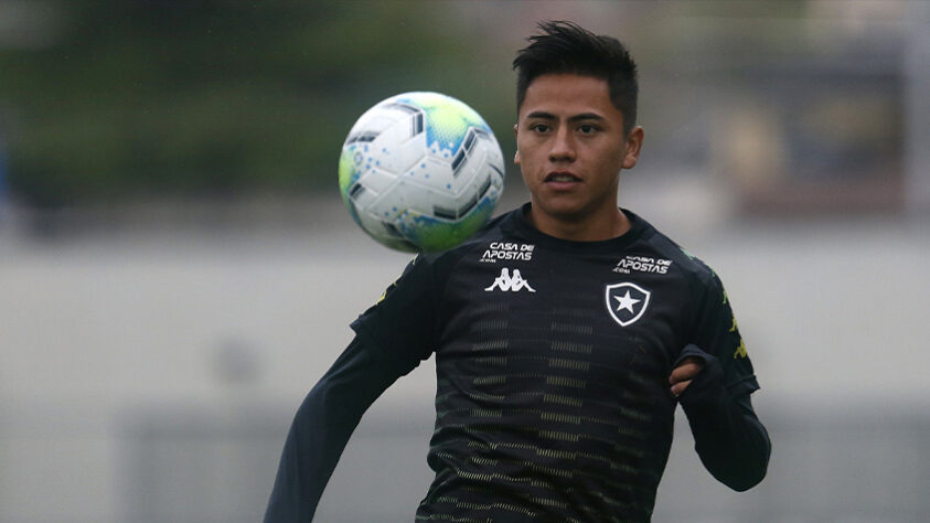 Outra opção recorrente de Eduardo Barroca é ALEXANDRE LECAROS. O peruano não chegou a atuar contra o Inter, mas disputou 34 minutos com a camisa do Botafogo contra o Coritiba, outros 32 no duelo com o Corinthians e esteve em campo durante 39 minutos do jogo com o Athletico-PR.