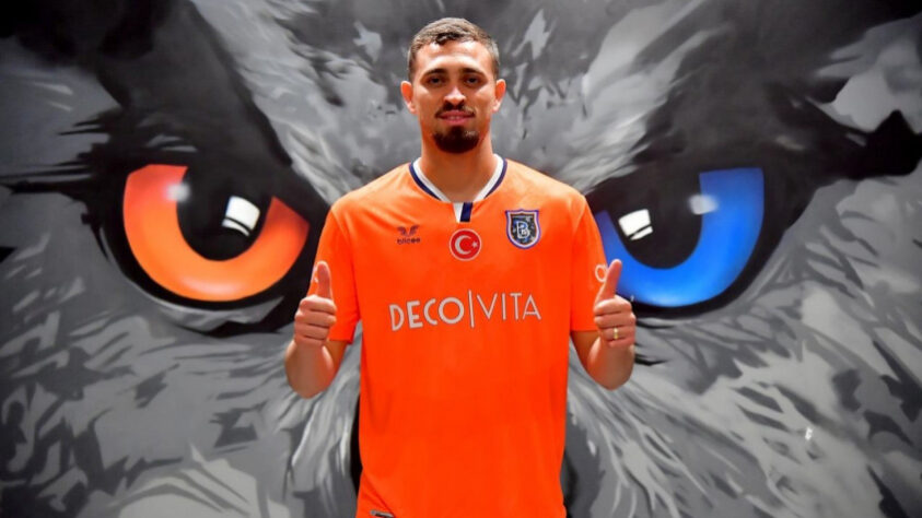 FECHADO - Ex-zagueiro do Flamengo, o brasileiro Léo Duarte é o novo reforço do Istambul Basaksehir, da Turquia. O jogador de 24 anos, que pertence ao Milan, foi emprestado ao clube do leste europeu até junho de 2022, segundo informou a equipe italiana. Ao final do período, os turcos terão a opção de compra.