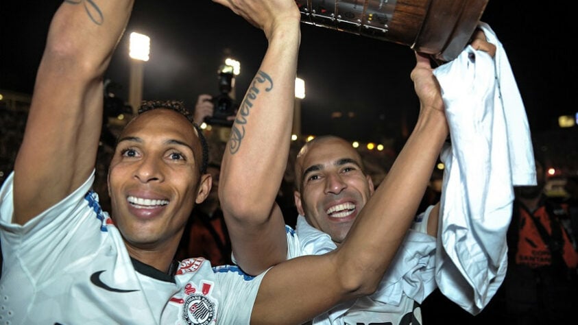 CORINTHIANS - Liédson e Emerson Sheik - A dupla campeã brasileira na temporada de 2011 balançou as redes 29 vezes. Sheik fez 6 gols em 28 partidas, enquanto o português anotou 23 gols em 44 jogos.