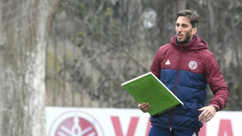 ESQUENTOU - Luis Zubeldía, técnico responsável pela excelente campanha do Lanús na Copa Sul-Americana, é o alvo do momento para substituir Sebastián Beccacece no comando do Racing. A informação da emissora argentina "TyC Sports" dá conta de que o nome é o que mais agrada ao atual presidente da Academia, Victor Blanco. No hall de candidatos, estariam nomes como Alexander Medina (Talleres), Diego Dabove (Argentinos Juniors), Guillermo Schelotto (sem clube) e Hernán Crespo (Defensa y Justicia).