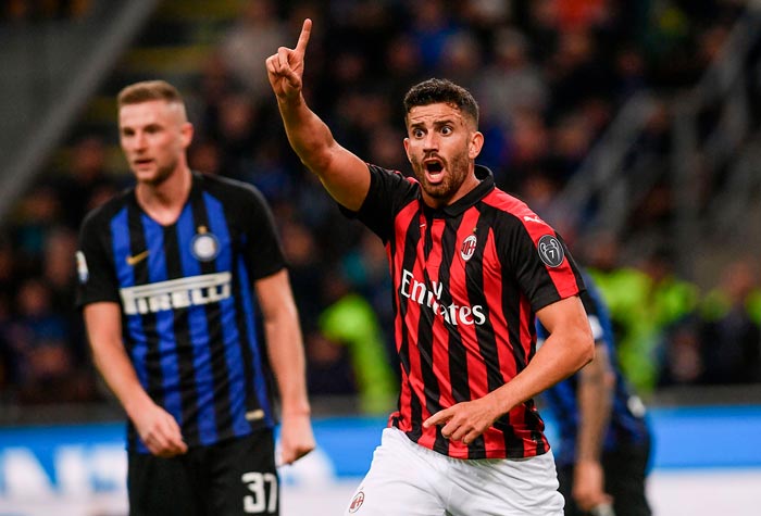 O experiente zagueiro acumula sete anos jogando apenas pelo Villarreal, da Espanha. Depois da passagem pelo 'Submarino Amarelo', o argentino foi jogar no Campeonato Italiano, primeiro pelo Milan (foto) e depois pela Lazio. 