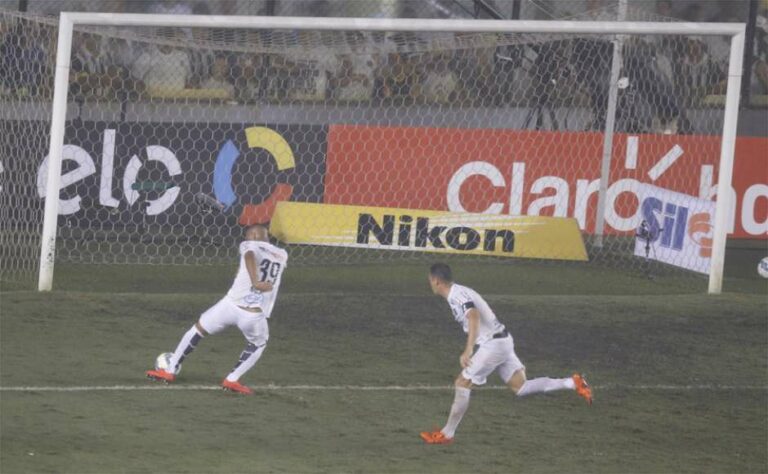 Final da Copa do Brasil (25/11/2015): a frustração dos torcedores do Santos ficou por conta do gol perdido pelo atacante Nilson nos minutos finais do primeiro jogo