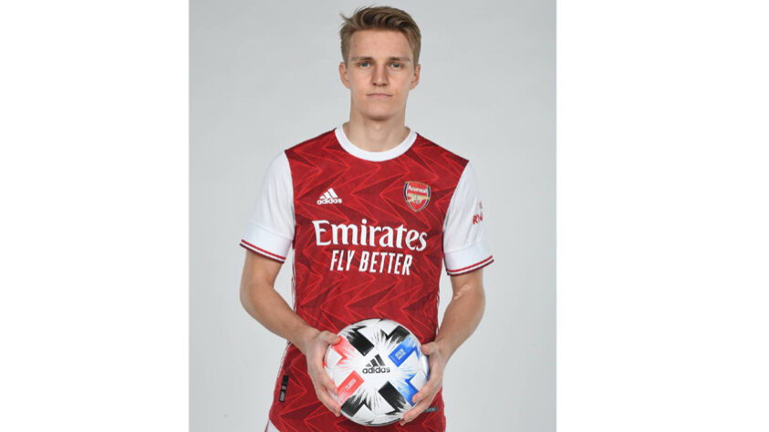 ESQUENTOU - No que depender de Odegaard, sua volta ao Real Madrid pode não acontecer. De acordo com o jornal "Sport", o meia pode pedir para ser novamente negociado no verão europeu, quando termina seu contrato de empréstimo com o Arsenal, se Zidane ainda estiver à frente dos Merengues.