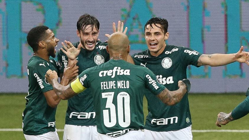 João Brandão, da redação do Rio de Janeiro: "Desde que o Cuca foi contratado, o Santos apresenta um futebol bom de assistir. No entanto, o Palmeiras tem mais peças de qualidade, tem um elenco mais profundo e para mim é o favorito. Resta saber qual Palmeiras irá entrar em campo, se o do jogo contra o River na Argentina ou em São Paulo."