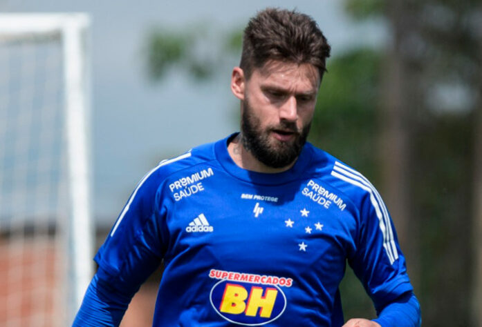 ESQUENTOU - O atacante Rafael Sobis, de 35 anos, tem contrato com o Cruzeiro até o fim deste ano. E, o atual vínculo pode ser o último da carreira do jogador no futebol profissional.  Sobis revelou que pode deixar os gramados ao término desta temporada.