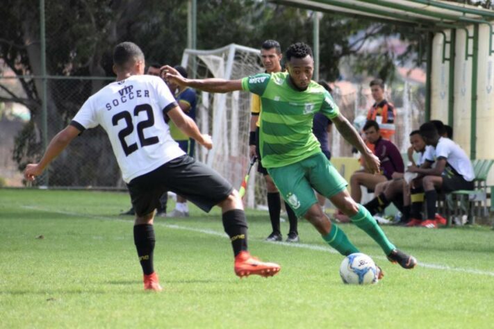 FECHADO - O lateral-esquerdo Sávio, de 25 anos, foi vendido para o Rio Ave, de Portugal, pela Ferroviária, que detém os direitos econômicos do jogador. O jogador estava emprestado ao América-MG desde o início de 2020 e deixa o Coelho após uma boa temporada pelo time mineiro, onde foi vice-campeão da Série B, conseguindo o acesso à Série A.