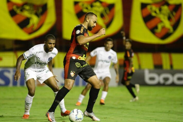 Sport: Sobe - Valente – Jogou buscando o gol desde o primeiro minuto, não se acuou e pressionou muito o Palmeiras em diversos momentos, inclusive quase sendo recompensado com um pênalti no fim da partida. / Desce - Pouca efetividade – Apesar de ter jogado no ataque e pressionado o Verdão, o Leão não conseguiu converter suas chances em gols e, além disso, deu espaço para os visitantes abrirem o placar e saírem com a vitória.