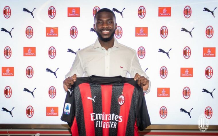 FECHADO - Nesta quinta-feira, 28, o zagueiro inglês Fikayo Tomori foi oficialmente apresentado pelo Milan. O jogador chegou por empréstimo do Chelsea até o fim da temporada, em acordo que pode ser estendido para 2021/2022. O novo camisa 23 dos Rossoneros comemorou o acerto e afirmou que assinar com o Milan foi a decisão correta.