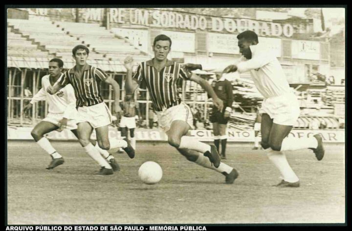 A formação do São Paulo foi de: Picasso; Renato, Jurandir, Dias e Tenente; Lourival e Benê; Faustino, Terto, Babá e Paraná. Técnico: Sílvio Pirilo.