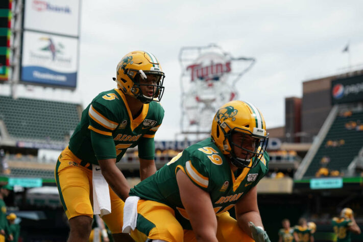 8º Carolina Panthers - Trey Lance (QB - NDSU): Após investir em defesa em seu primeiro draft, Matt Rhule busca solucionar o ataque dos Panthers. Lance será opção para ser desenvolvido pelo excelente coordenador ofensivo Joe Brady.