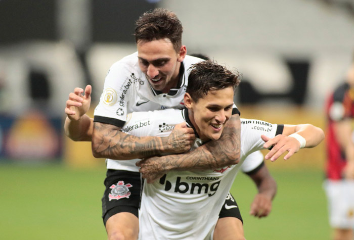 8º colocado – Corinthians (45 pontos/30 jogos): 0.016% de chances de ser campeão; 8.4% de chances de Libertadores (G6); 0.006% de chances de rebaixamento.