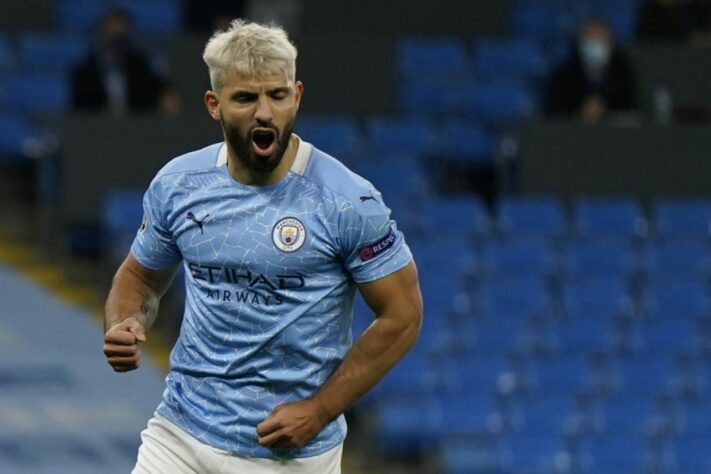 ESQUENTOU – Segundo o jornal “Mundo Deportivo”, da Espanha, o Barcelona estaria interessado em contratar o atacante Aguero (foto), do Manchester City, e o lateral Alaba, do Bayern de Munique. Ambos têm contrato com seus times até junho de 2021 e ainda não renovaram.