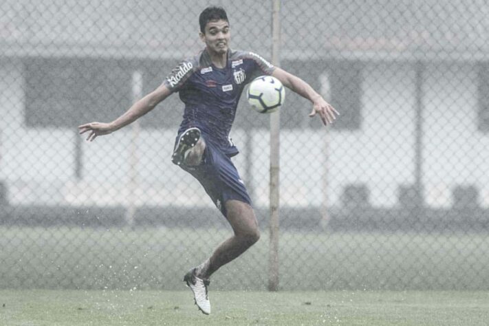 Felipe Aguiar: o colombiano Aguilar chegou ao Santos para ser o zagueiro titular da equipe, contudo não correspondeu a altura e o Athletico Paranaense o comprou por 1,8 milhão de euros.