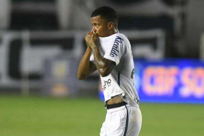 O atacante foi revelado pelo Santos (foto) e defendeu outras equipes brasileiras antes de atuar em Portugal, como Chapecoense e Atlético-GO. Recentemente, o jogador assinou contrato com o Cruzeiro. 