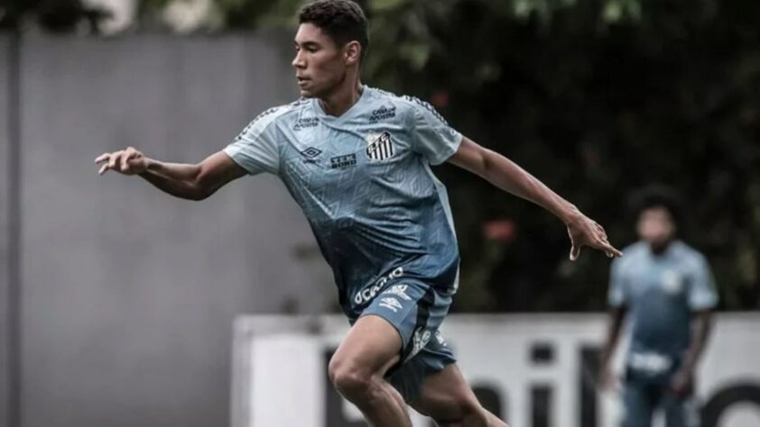 FECHADO - Fim da novela. O Santos renovou o contrato do volante Vinícius Balieiro. Com vínculo até 30 de abril de 2022, o volante poderia assinar um pré-contrato com qualquer outro clube a partir do próximo dia 30 de outubro.  O acordo foi assinado por mais quatro anos de contrato e o jogador deve ser peça importante para a sequência da temporada do Santos. O técnico Fábio Carille vê como fundamental a presença do jogador no elenco visto que o único "camisa 5" disponível é o Menino da Vila.   A negociação se estendeu durante os últimos meses, mas o Santos e o Pai e empresário do atleta, Lourenço Balieiro chegaram a um acordo em reunião nesta segunda. O jogador tinha propostas de outros clubes, mas tanto o atleta quanto a família optaram por ficar no Peixe.