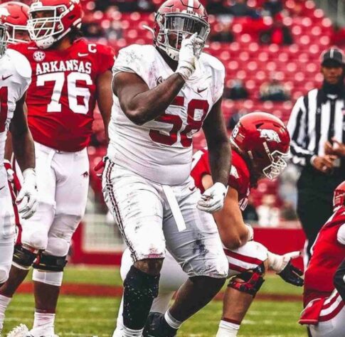 17ª Las Vegas Raiders: Christian Barmore (iDL/Alabama) - O defensive tackle não é um produto pronto, mas tem um teto enorme. Com um bom primeiro passo, Barmore impacta o jogo corrido e o passe.