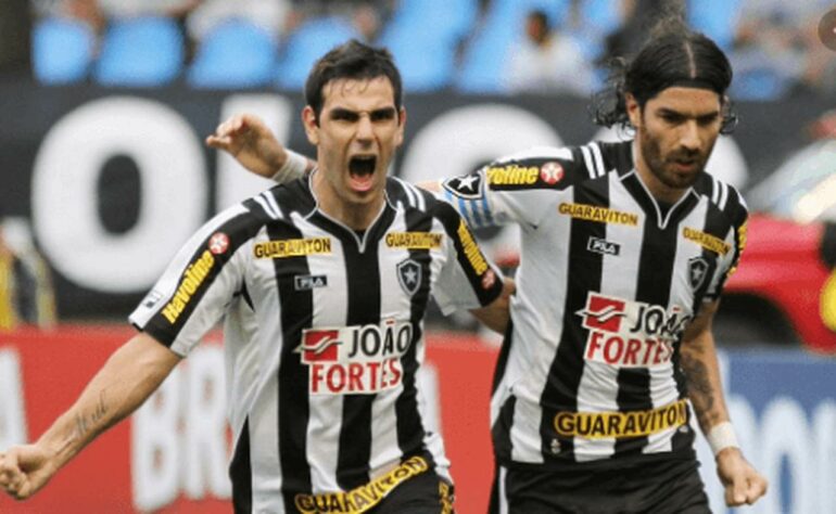 BOTAFOGO - Herrera e Loco Abreu - A dupla de gringos foi responsável por 41 gols do Botafogo em 2011. Loco Abreu fez 15 e Herrera 26.