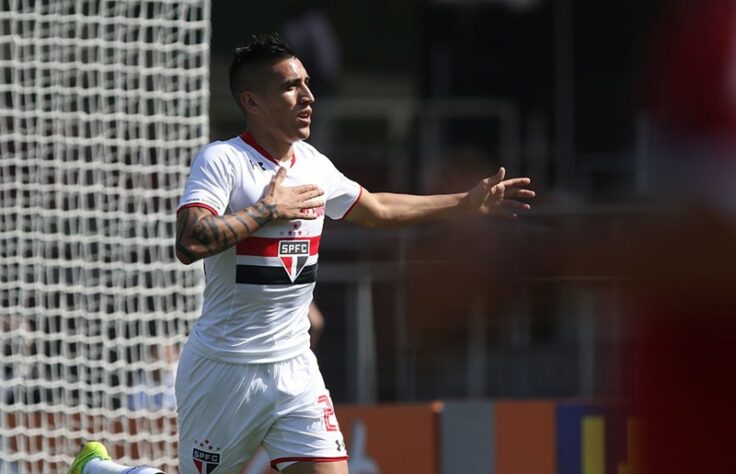 Ricardo Centurion: muito questionado de sua qualidade, Ricardo Centurion teve alguns bons jogos em sua passagem pelo São Paulo, entretanto no geral foi bem abaixo e saiu rumo ao Genoa por 3,8 milhões de euros.