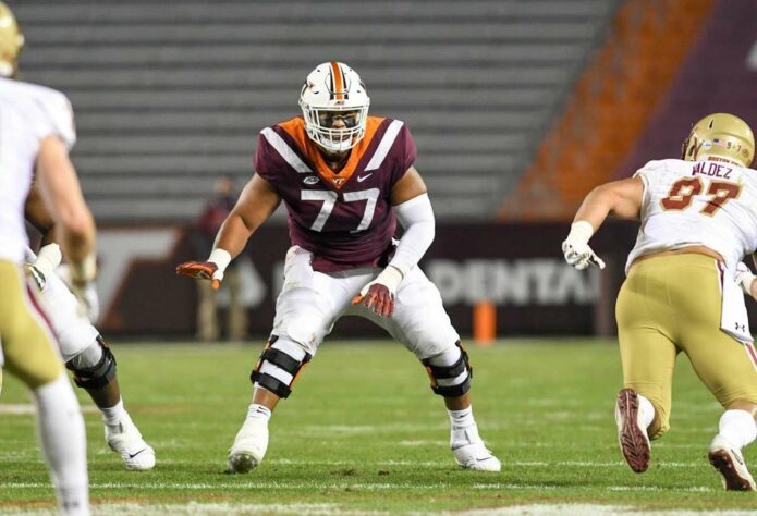 13 – Los Angeles Chargers: Christian Darrisaw (OT): O tackle de Virginia Tech é a apólice de seguro para proteger Justin Herbert, o futuro da franquia.