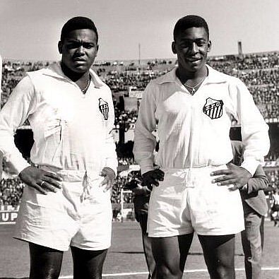 Pelé e Coutinho - Santos: Uma das melhores duplas do futebol mundial. Pepe e Dorval completavam o quarteto ofensivo de lendário time do Peixe, mas Pelé e Coutinho tinham "tabelinhas" que ficaram marcadas para sempre. Ganharam juntos os Paulistas de 1960, 1961, 1962, 1964, 1965 e 1967, os Rio-São Paulo de 1959, 1963, 1964 e 1966, as Taças Brasil de 1961, 1962, 1963, 1964 e 1965, as Libertadores de 1962 e 1963 e os Mundiais de 1962 e 1963. Também conquistaram juntos uma Copa do Mundo pela Seleção, em 1962