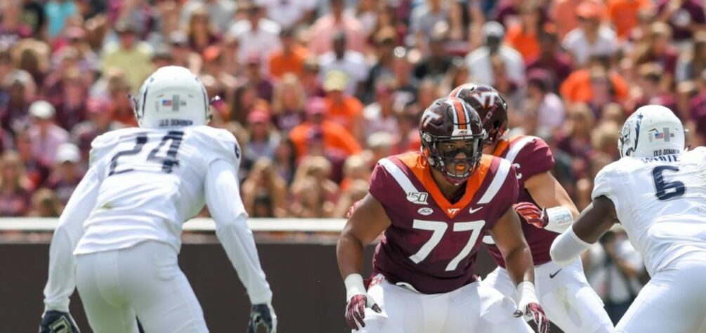 14º Minnesota Vikings - Christian Darrisaw (OT - Virginia Tech): Mais um time precisa solidificar a linha ofensiva. Darrisaw teve um 2020 de encher os olhos e ganha um lugar no top-15.