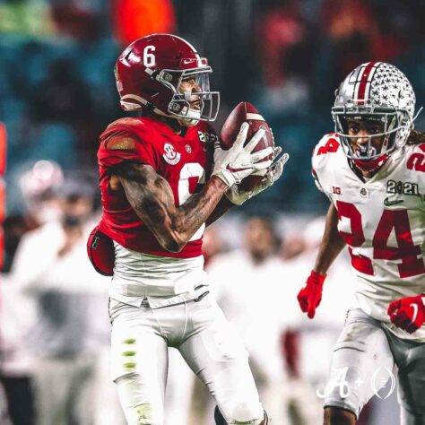 3º Miami Dolphins (via Houston) - DeVonta Smith (WR - Alabama): O vencedor do Heisman se junta a Tua Tagovailoa novamente e dá nova dimensão ao ataque de Miami.