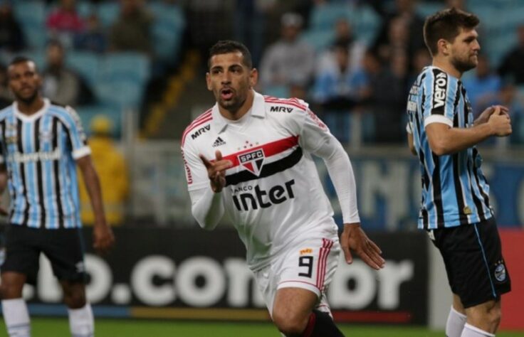 No ano seguinte, começou a temporada no Tricolor, mas se transferiu ao Botafogo em março. Atualmente, joga no Grêmio, onde é titular.