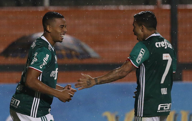 Gabriel Jesus e Dudu - Palmeiras: Dupla de atacantes que ficou marcada na história do Verdão, conquistando os títulos da Copa do Brasil de 2015 e do Brasileirão de 2016.